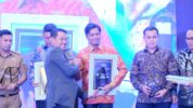 Pj Sekda Makassar, Firman Hamid Pagarra menerima penghargaan SMSI Award 2023. (Dok. Istimewa).