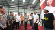 Wakapolri dan Pj Gubernur Sulsel Serahkan Bantuan Pangan dari Jokowi di Makassar. (Dok. Pemprov Sulsel).