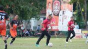 Tim Pemerintah Provinsi (Pemprov) Sulsel Vs tim Pemerintah Kota (Pemkot) Makassar bertanding eksibisi di momen penutupan Piala Walikota Cup. (Ist)