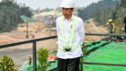 Presiden Jokowi Saat Meninjau Proyek Tol IKN