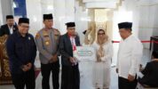 Yayasan Hadji Kalla Donasikan Perangkat Sound System ke Masjid Kubah 99 Makassar