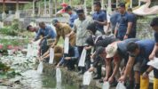 PJ Gubernur Sulbar Bersama Jajaran Saat Penebaran Bibit Ikan Nila di Kolam Gentungan