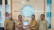 Biro Pemkesra Menyerahkan Surat Keputusan Pemberhentian dan Pengesahan Pengangkatan Anggota DPRD Empat Kabupaten di Sulbar