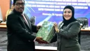 Ketua DPRD Sulbar Menyerahkan SK Pimpinan Terkait Ranperda RAPBD-P 2024