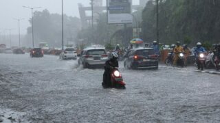 Kondisi Jalan Terendam Banjir di Makassar