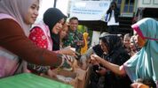 PLN Melalui Srikandi PLN Dengan Yayasan Baitul Maal Salurkan Bantuan Makanan Siap Saji Kepada Warga Terdampak Banjir di Kabupaten Maros