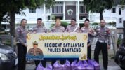 Satlantas Polres Bantaeng Berbagi Takjil untuk Pengguna Jalan