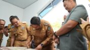 Bupati Maros Chaidir Syam Saat Menandatangani Prasasti Peresmian Gedung Creative Center