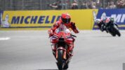 Pebalap Ducati Lenovo Team, Marc Marquez Merayakan Kemenangan Saat Melintasi Garis Finish Dalam Sesi Sprint Race MotoGP Perancis 2025