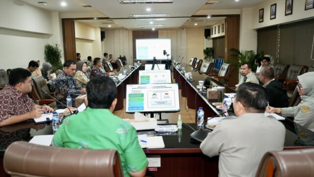 Wakil Menteri Transmigrasi Viva Yoga Mauladi Saat Melakukan Rapat Teknis Dengan Direktur Jenderal Peternakan dan Kesehatan Hewan Kementerian Pertanian Dr. drh. Agung Suganda, M.Si di Kantor Kementerian Transmigrasi, Kalibata, Jakarta,
