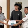 Penyerahan Selebgram Arnodl Putra (Tengah) Bersama Dokumennya Dari Pihak Myanmar