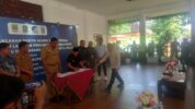 Wali Kota Bekasi, Tri Adhianto dan Bupati Kabupaten Bekasi, Ade Kuswara Saat Menandatangani Berita Acara Serah Terima Aset Serta Wilayah Operasional Perumda Tirta Bhagasasi Cabang Rawa Lumbu dan Cabang Pembantu Setia Mekar