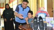 Bupati Maros Saat Menyerahkan Bantuan Asistensi Rehabilitasi Sosial (ATENSI) Kepada 22 Anak yang Berasal dari Keluarga Tidak Mampu dan Anak Berkebutuhan Khusus