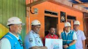 Gubernur Papua Barat Daya, Elisa Kambu (kedua dari kiri) Berfoto Bersama Salah Satu Penerima Manfaat Program Light Up The Dream (LUTD), Simon Sineri (tengah), Kepala Dinas ESDM Provinsi Papua Barat Daya, Suroso (kanan), General Manager PLN UIW Papua dan Papua Barat, Diksi Erfani Umar (Kedua dari Kanan), dan Manager PLN UP3 Sorong, Doni Hernandi (Kiri) Pascapenyalaan Simbolis Listrik Program LUTD di Sorong, Papua Barat Daya Pada Rabu (20/8). PLN Memberikan Kado Spesial Bagi Masyarakat di Hari Ulang Tahun (HUT) ke-80 Republik Indonesia Dengan Menyalurkan Bantuan Sambungan Listrik Gratis Serentak di 38 Provinsi Kepada 2.821 Keluarga Prasejahtera Melalui Program LUTD