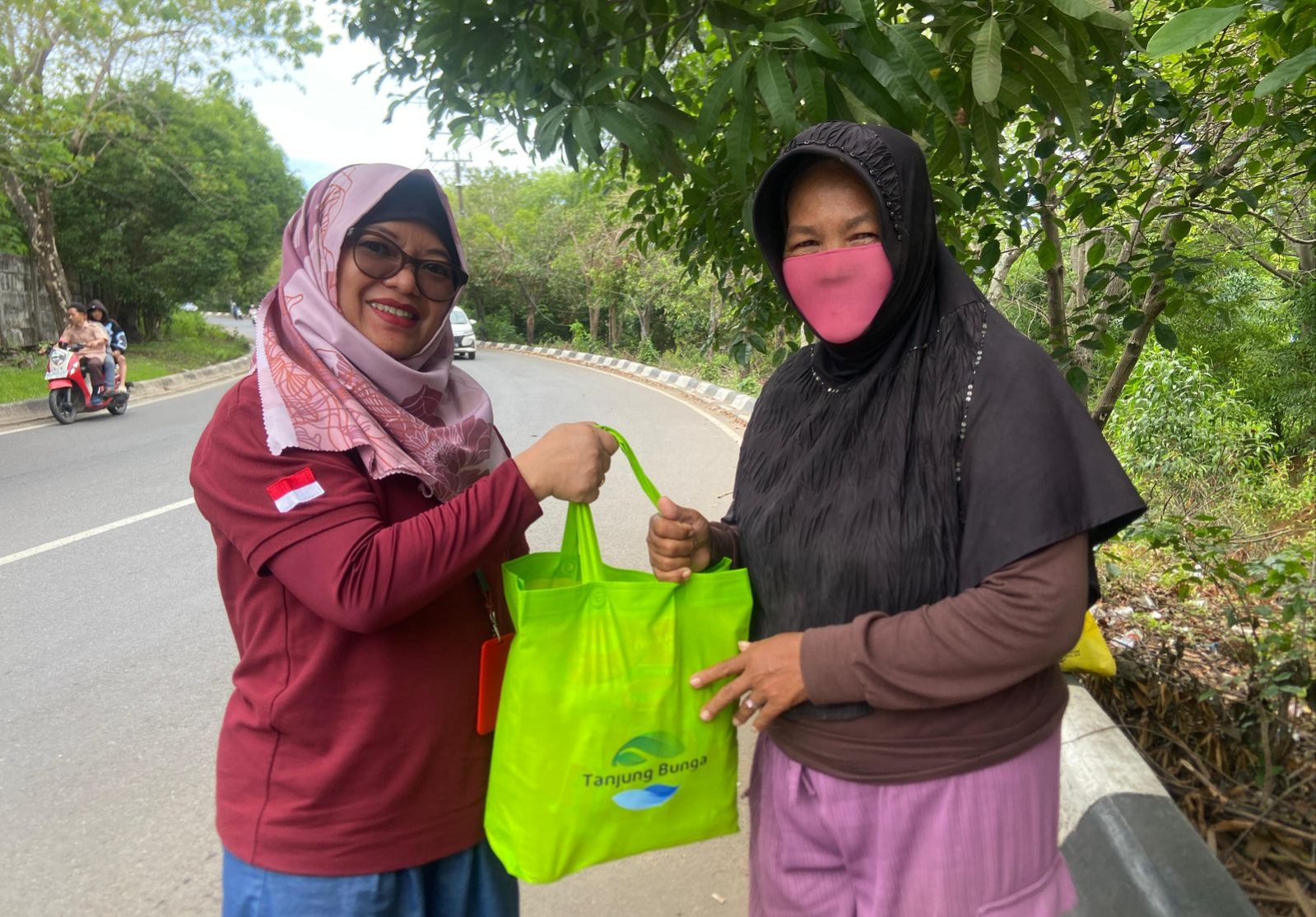 GMTD Tebar Kepedulian, Bagikan Puluhan Paket Sembako untuk Warga Sekitar Tanjung Bunga