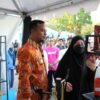 Gubernur Sulawesi Selatan, Andi Sudirman Sulaiman, Beserta Ketua TP PKK Provinsi Sulawesi Selatan, Naoemi Octarina Tengah Berkunjung ke booth UMKM Binaan PLN UID Sulselrabar.