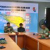 Menteri Pertahanan, Sjafrie Sjamsoeddin (Kedua dari Kiri) Bersama Panglima TNI, Jenderal TNI Agus Subiyanto (Kiri), Gubernur Aceh, Muzakir Manaf (Tengah), Panglima Komando Daerah Militer Iskandar Muda, Mayor Jenderal TNI Joko Hadi Susilo (Kedua dari Kanan), dan Direktur Utama PLN, Darmawan Prasodjo (Kanan) Berkoordinasi Terkait Penanganan Bencana Alam di Aceh (29/11/2025).