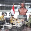 Mendes PDT, Yandri Susanto Saat Melakukan Audiensi dengan Panglima Kopassus Letnan Jenderal TNI Djon Afriandi di Markas TNI AD Kopassus, Jakarta Timur, Selasa (23/12/2025).
