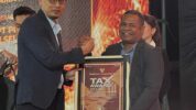 Mewakili Manajemen PLN UID Sulselrabar, Manager PLN ULP Mattoanging, Kristian Emanurl Sowai Menerima Penghargaan Tax Award 2025 dari Pemerintah Kota Makassar Pada Selasa (9/12/2025).