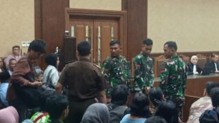 Tiga Anggota TNI Turut Hadir dalam Persidangan Pembacaan Eksepsi Terdakwa Nadiem Makarim dalam Perkara Dugaan Korupsi Pengadaan Chromebook dan Chrome Device Management (CDM) di Pengadilan Tipikor Jakarta